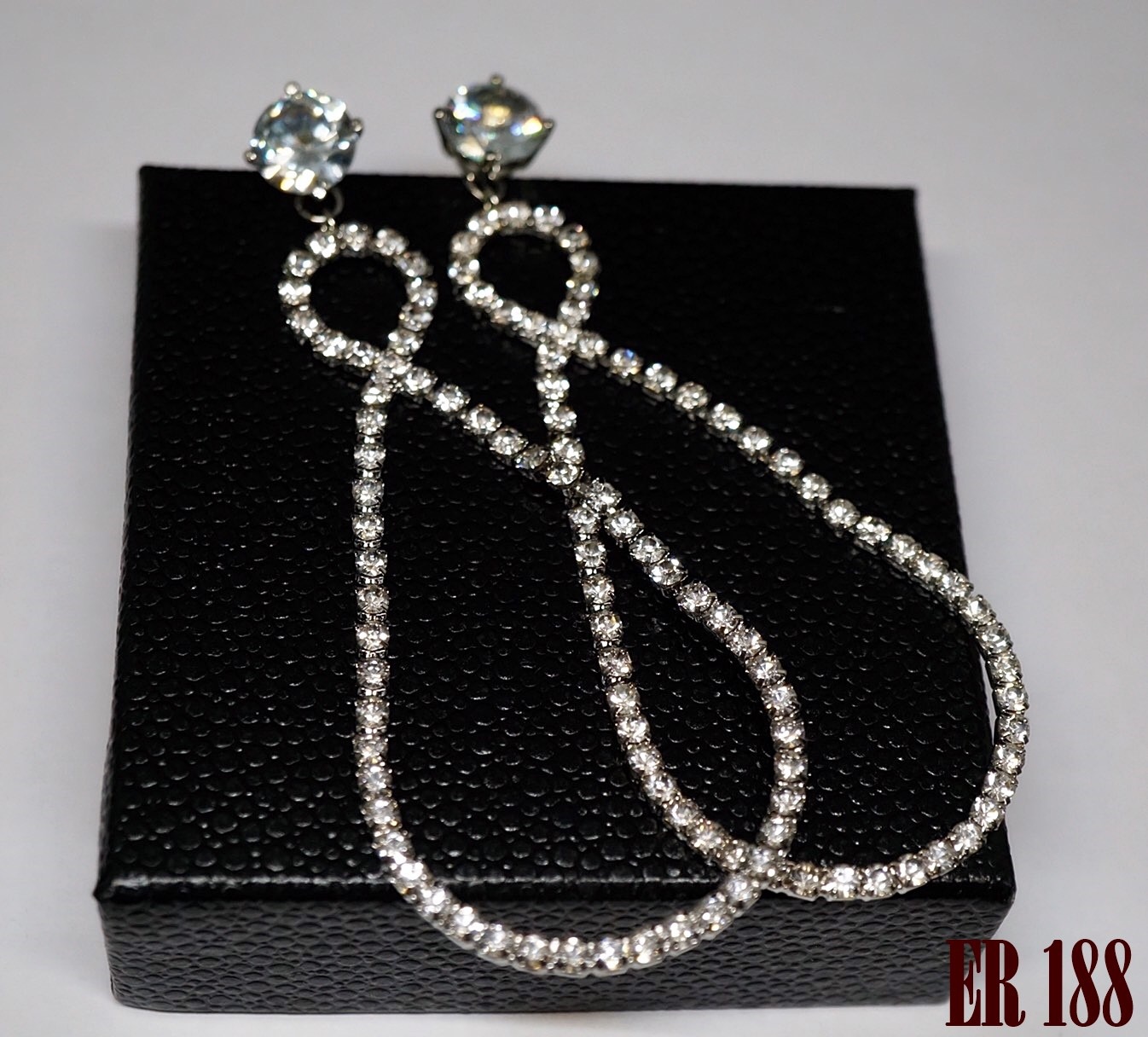 ต่างหูแบบห้อยยาว ประดับเพชรเรียงลาย อินฟินิตี้ ตามแบร์นดัง ดาราใส่เพียบ ตัวเรือนชุบทองขาว เก๋ๆ