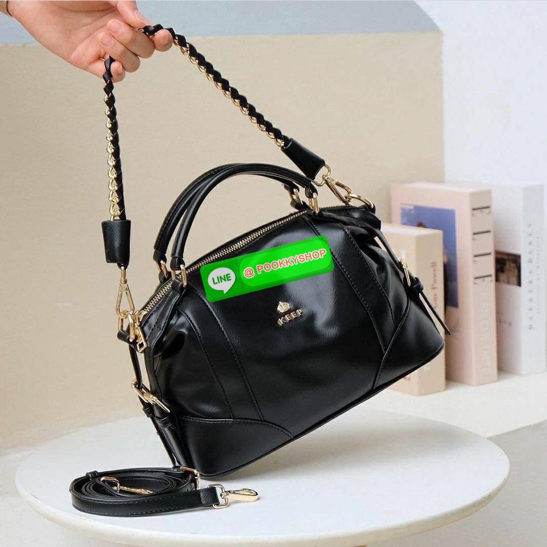 รุ่นขายดีเข้าเพิ่มนะคะ KEEP รุ่น ‘ Ella ‘ bag ทรง Pillow ( ทรงหมอน ) ที่สาวๆ ถามหา กลับมาแล้วค่า พร้อมฟังก์ชันจัดเต็มเหมือนเดิม ใบนี้ size M ใส่ กระเป๋าสตางค์ยาวได้ ใส่ไอแพดได้ ใครต้องการกระเป๋าที่ใช้ได้ทุกวัน ใส่ของครบ แอดมินแนะนำใบนี้เลยค่า สวย คุ้มแน่น