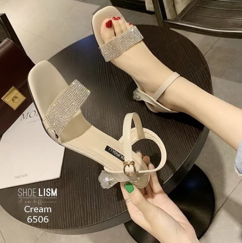 สินค้าพร้อมส่ง กำลังอินค่า!!! รุ่นสูงน้อยที่สาวๆถามหา วัสดุพลาสติคใสนิ่มแบบสวม สายรัดข้อเข้มขัดสอดปรับได้ ส้นอะคริลิคใส กระแสแรงเว่อร์ๆๆ เห้นแล้ว like เลย ใส่แล้วดูเซ็กซี่ เปรี้ยว ดูดี ขับผิวขาว ครบ!! ไม่ควรพลาดคะ!