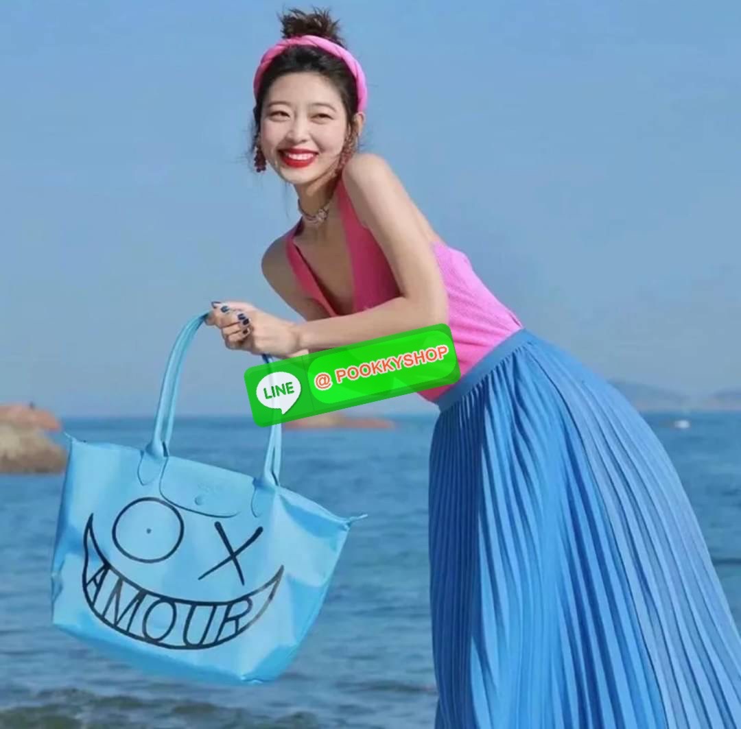 ð Longchamp x AndrÃĐ Le Pliage Large Shoulder Bag āļāļāļĨāđāļĨāļāļāļąāđāļāļŠāļļāļāļāļīāđāļĻāļĐāļāļēāļāļĨāļāļāļāļāļāļāđ âLongchamp & AndrÃĐâ āļāļĩāđāļĄāļĩāļĻāļīāļĨāļāļīāļāļāļĢāļēāļāļīāļāļĩāđāļāļ·āđāļāļāļąāļ āļāļąāļāđāļāļĢ āļāļēāđāļĢāļ§āļē (Mr. AndrÃĐ Saraiva) āđāļāđāļēāļāļāļāļāļēāđāļĢāļāđāļāļāļĢāđāļāļēāļĢāđāļāļđāļāļŠāļļāļāļĢāđāļēāđāļĢāļīāļāļāļĒāđāļēāļ âāļĄāļīāļŠāđāļāļāļĢāđāđāļ (Mr. A)â āļĄāļēāļĢāđāļ§āļĄāļāļāļāđāļāļāļāļĢāļ°āđāļāđāļēāļāļāļĨāđāļĨāļāļ