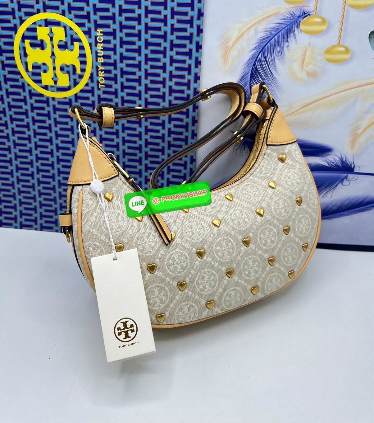 Tory Burch Monogram with Heart Bag คอลเลคชั่นร้อนแรงแห่งปี คอลเลคชั่นทีบ่งบอกสไตล์ที่ทันสมัยทรงครึ่งวงปักลายหัวใจบนกระเป๋าสุดน่ารัก โด่ดเด่น วัสดุผ้าแจคการ์ดตัดหนังแท้ เปิดปิดด้วยซิป