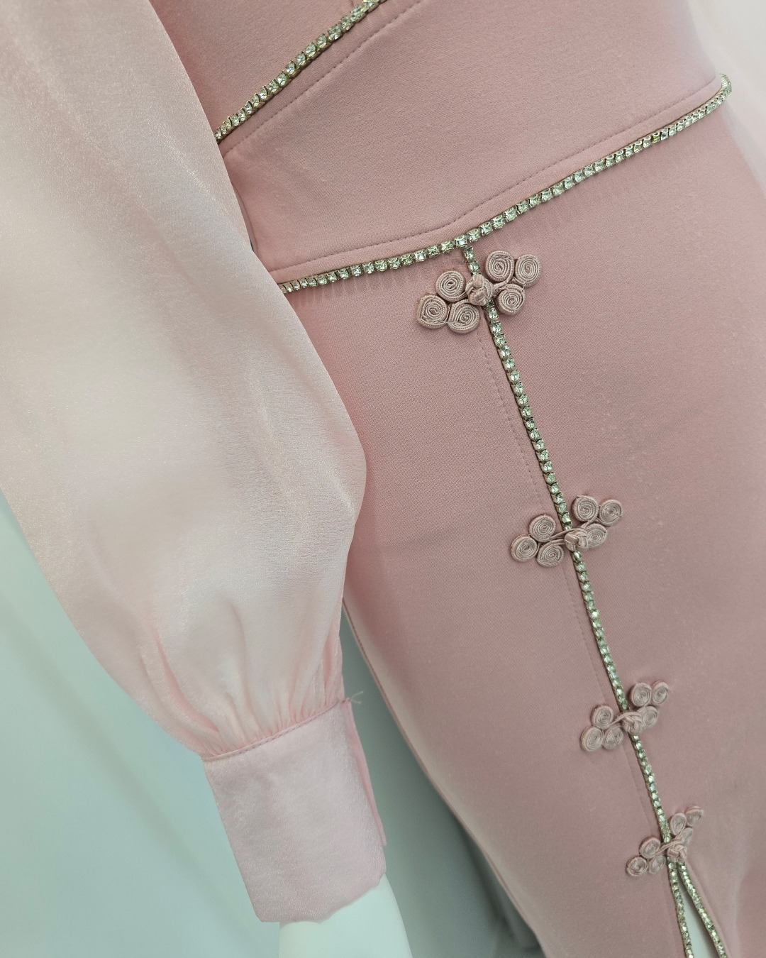 เดรสแฟชั่น เดรสกี่เพ้าเสื้อแขนยาวปลายแขนพอง กระโปรงทรงสอบผ่าหน้าขา