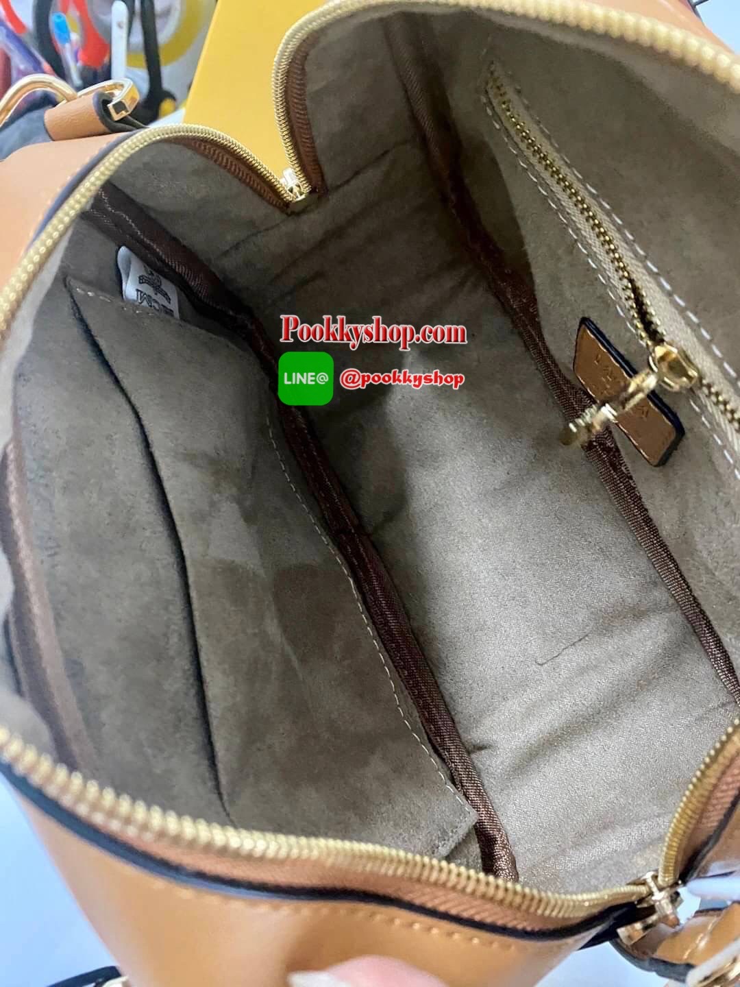 New !! MCM crossbody with box กระเป๋าสะพาย วัสดุหนังแกะแท้ ลายแบรนด์ทั้งใบ ภายในสามารถใส่มือถือได้ทุกรุ่น มีช่องเล็กให้ใส่ของจุกจิกด้านใน มาพร้อมสายสะพายถอดออกได้ ปรับระดับได้ค่ะ เป็นอีกรุ่นที่น่าใช้มากๆเลยทีเดียว ได้ไปรับรองไม่ผิดหวังเลยจร้า สินค้าพร้อมส