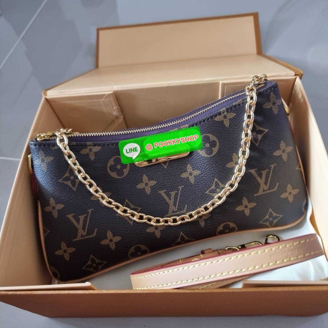 🔆 Model LV liv pochette 🔆 Details ยังคงมีความเป็นเอกลักษณ์ ดีไซน์ลวดลายโมโนแกรมเรียบหรู กับกระเป๋าทรงสวยจากเคาน์เตอร์ dutyfree สวยจับต้องได้ เก๋มากๆ เพลทโลโก้สีทองโดดเด่น มาพร้อมสายสะพายถึง 2 แบบ สายโซ่และสายหนัง ที่สามารถปรับใช้สร้างลุคได