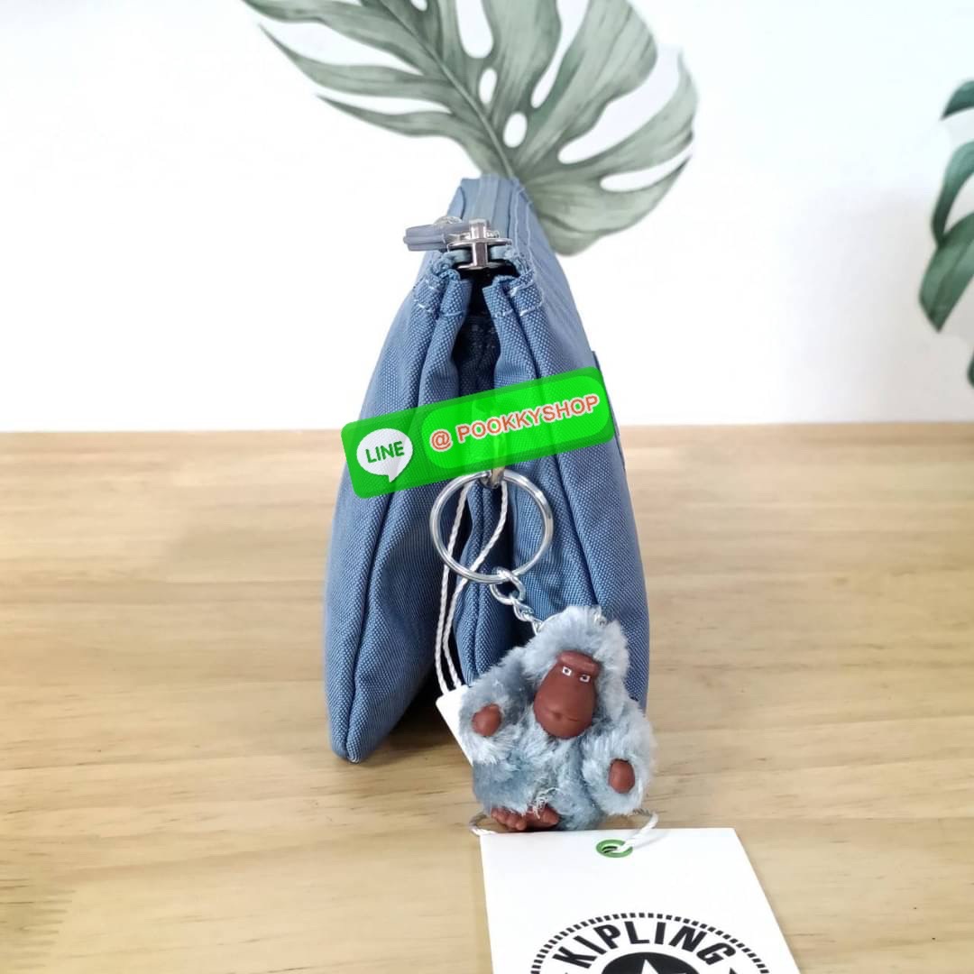 Kipling Creativity Large Pouch วัสดุ Nylon 100% กระเป๋าคล้องมือขนาดพอเหมาะ 7.25 นิ้ว พกพาสะดวก เปิด-ปิดด้วยซิปเดียวใช้งานง่าย ด้านในมีช่องกว้าง 2 ช่องและช่องซิปเล็กตรงกลางอีก 1ช่อง ใช้งานได้สะดวก สามารถใส่มือถือ 7.5 นิ้วได้ กุญแจรถ ธนบัตรได้ ล็อตนี้มาพร้อ