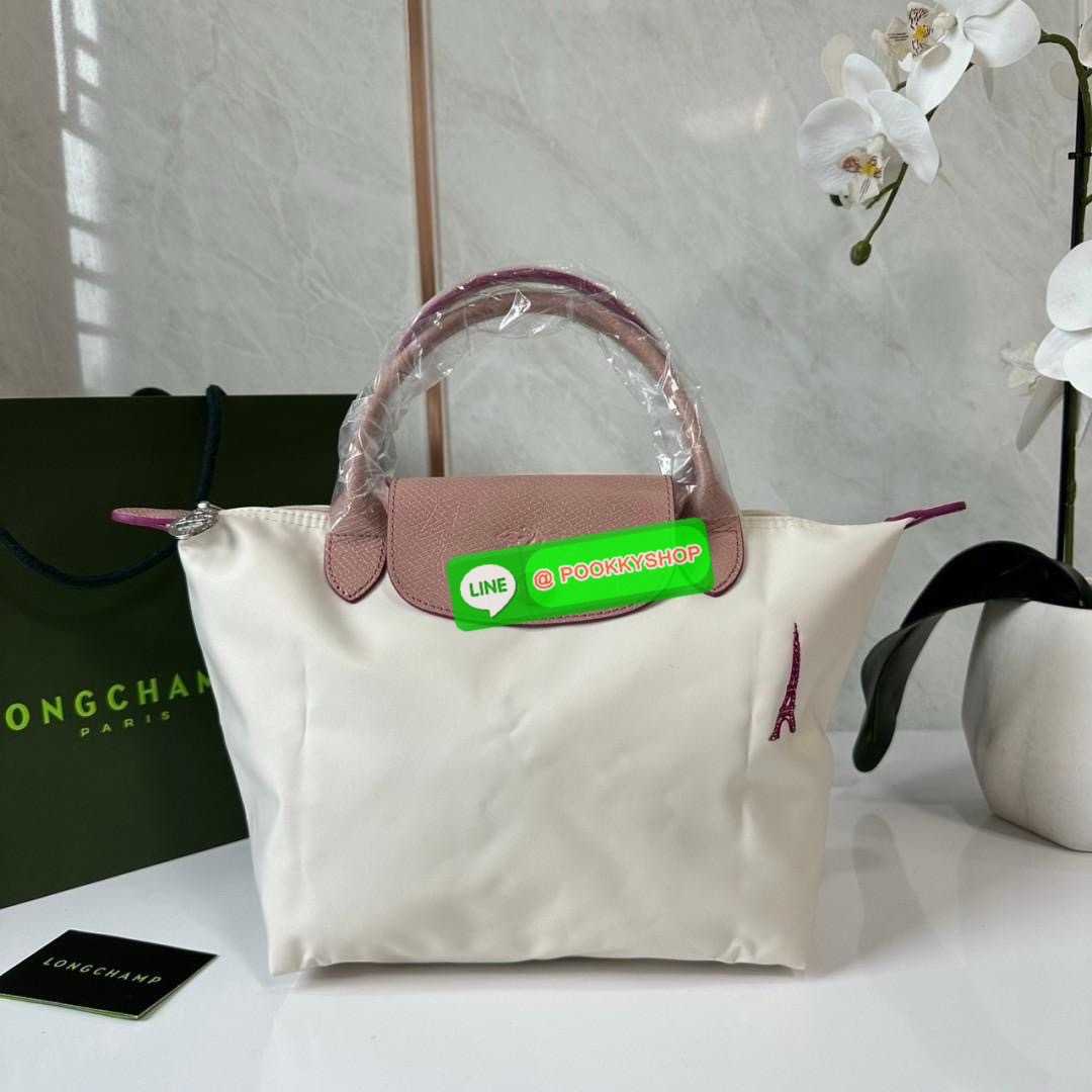 Longchamp Le Pliage Eiffel Tower Tote Bag S 🔖 Collection ใหม่ล่าสุดโดดเด่นด้วยลายปักหอไอเฟลขนาดกระทัดรัดจุของได้เยอะ 🔖วัสดุ : ไนลอนกันน้ำ 🔖เปิด-ปิด ด้วยฝาปิดกระดุมแป๊กมีซิปปิดด้านบน ภายในช่องโล่งกว้างสามารถใส่ iPad ได้ มีช่องแยกด้า