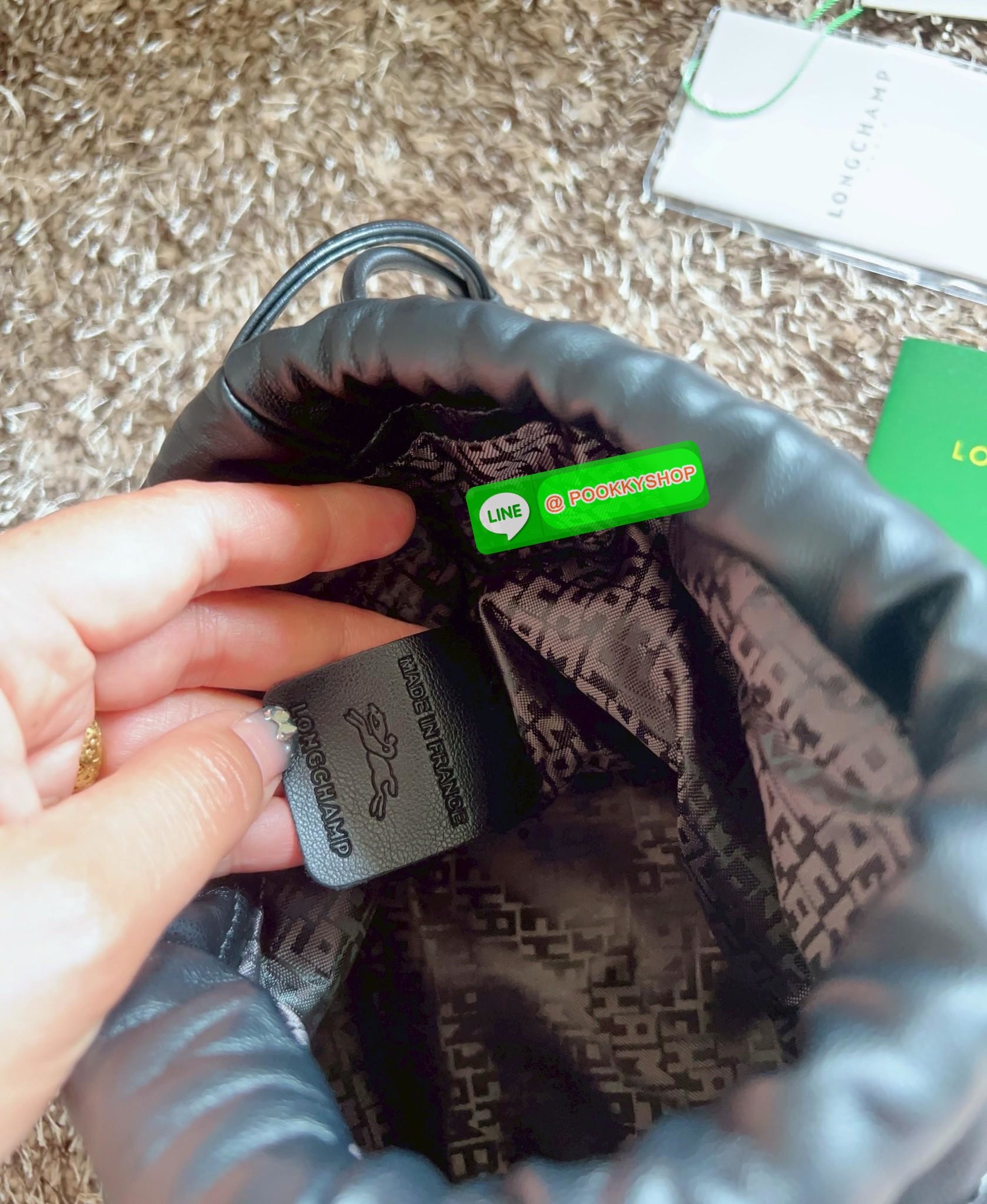 NEW ARRIVAL! LONGCHAMP LE PLIAGE XTRA XS BUCKET BAG ต้องบอกก่อนว่ารุ่นนี้เป็นรุ่นที่ใช้ออกมาแล้วไม่มีคำว่าผิดหวัง ออกแบบมาสวยแบบตัวแม่เลยค่าา 🔖พร้อมส่งทันที! กับกระเป๋าทรงบัคเกต หนังแท้smooth leather อย่างดี ใบกลางเจ้าลำตัวแล้วสวยมากก