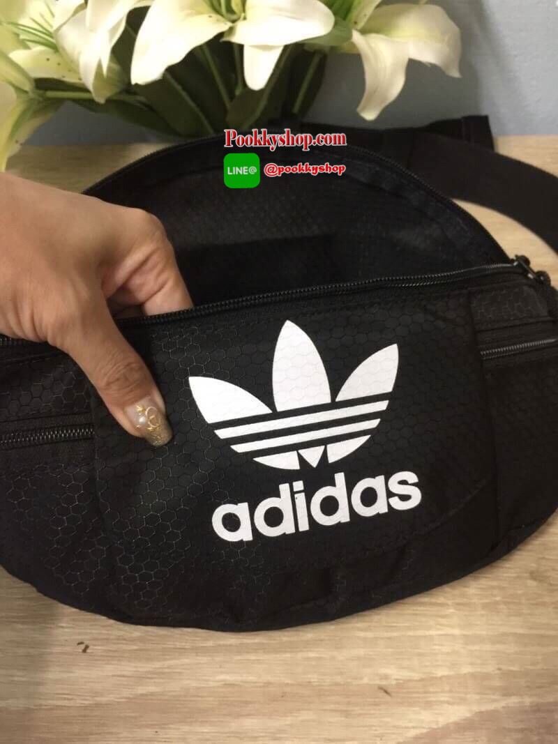 พร้อมส่ง ..... Adidas Originals National Waist Pack Factory กระเป๋าคาดอกและเอว เป็นอีกรุ่นที่ได้รับความนิยมเป็นอย่างมาก ด้วยแบบและดีไซน์ขนาดที่พอเหมาะ ใช้ได้ทุกเพศทุกสไตล์ กระเป๋าทำจากผ้าไนลอนลื่น น้ำหนักเบา ขนาดกำลังดี ดีจุของได้เยอะคะ เปิด-ปิดด้วยซิป ด้