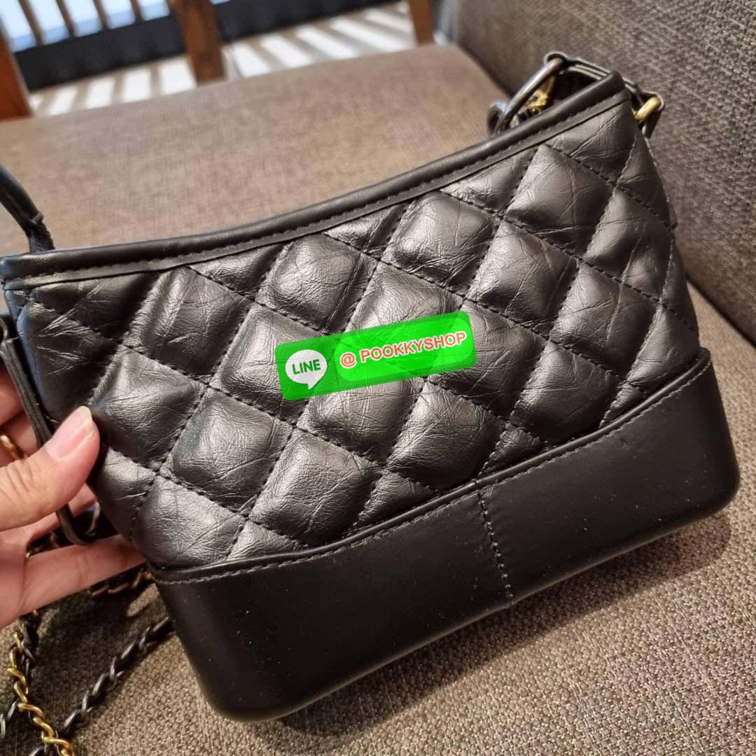 RESTOCK!! LIMITED SHOULDER BAG พรีเมี่ยมกิ๊ฟ Chanel ไซส์คลาสสิค กระเป๋าสะพายข้าง/ไหล่ หนังสังเคราะห์ นิ่ม หรู มาพร้อมพวงกุญแจสัญลักษณ์แบรนด์ พิเศษ!! สายคล้อง jumbo font เพิ่มดีเทลความแพง อะไหล่พร้อมโซ่สะพายสีทองสลับสีเงินรมดำ สามารถสะพาย crossbody หรือสะพ