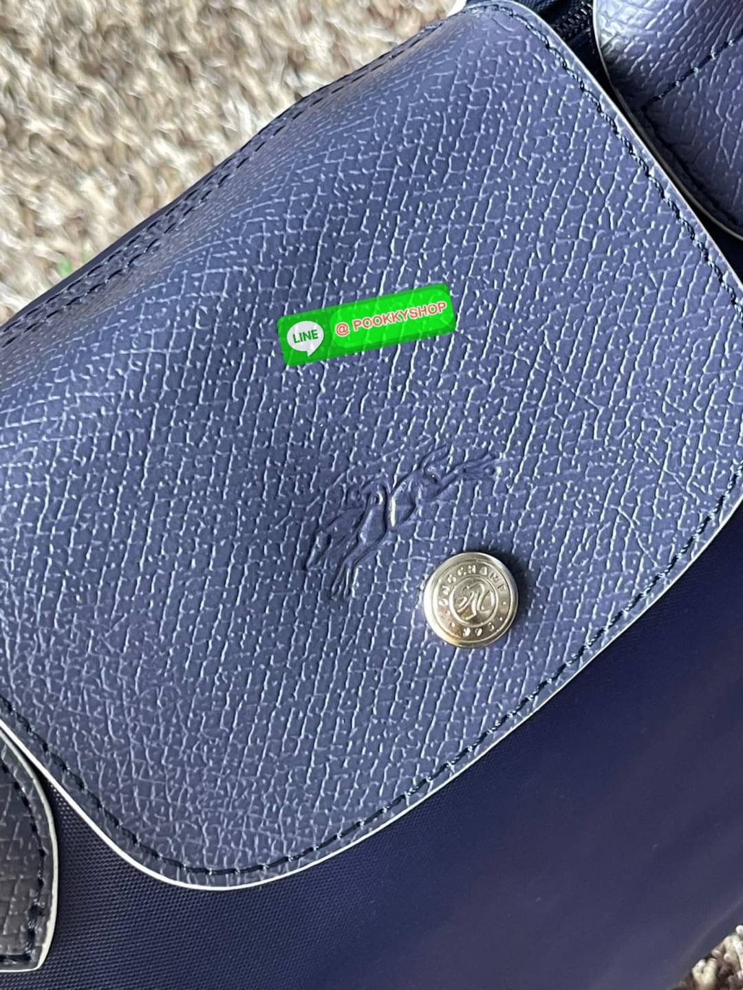 💕LONGCHAMP LE PLIAGE TRES PARIS SHOULDER BAG กระเป๋าโท้ทใบนี้ดึงดูดใจคุณด้วยรูปทรงมินิมอลและปริมาตรที่เพียงพอซึ่งสามารถเก็บเอกสารหรือแล็ปท็อปทั้งหมดของคุณได้อย่างง่ายดาย สายคล้องไหล่มีความยาวช่วยให้คุณสะพายได้อย่างสบาย ขณะที่การปิดด้วยซิปช่วยให้มั