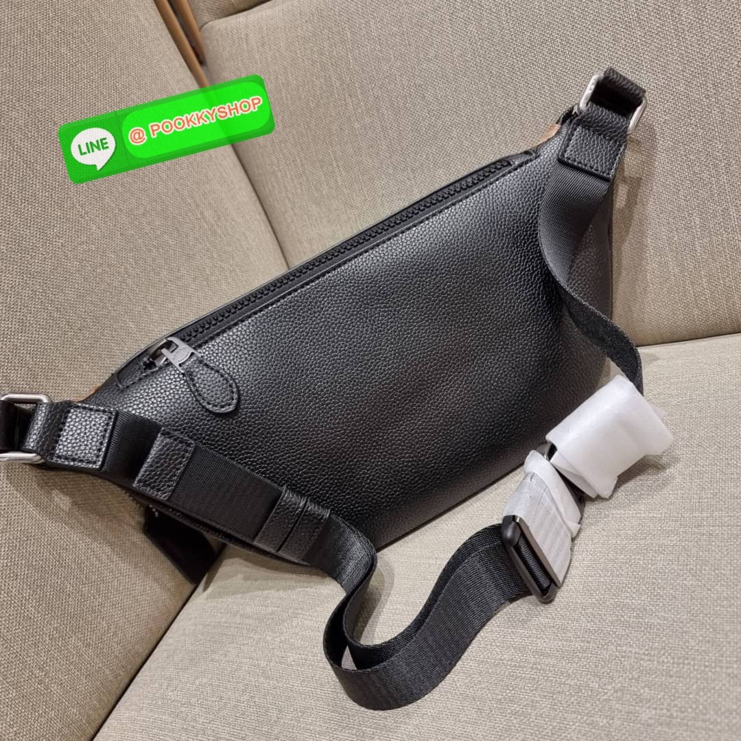 COACH C4028 COACH x PEANUTS WARREN BELT BAG IN SIGNATURE CANVAS WITH VARSITY PATCHES กระเป๋าคาดอกไซส์ใหญ่ คอลเลคชั่นยอดฮิต!! เป็นรุ่นสุดยอดของความคลาสสิค ขนาดสะพายกำลังเท่ คูลๆ ใช้งานง่าย ได้ทั้งหนุ่มๆและสาวๆ วัสดุหนังแคนวาสเคลือบลายสลับหนัง pepble น่าใช้