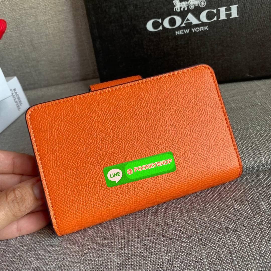 COACH 6390 MEDIUM CORNER ZIP WALLET กระเป๋าสตางค์ใบกลาง สีพื้นเรียบหรู วัสดุcrossgrain ภายในมีช่องใส่บัตรและธนบัตรได้ทุกชนิด มีช่องซิปใส่เหรียญ ขนาดกะทัดรัดพกพาง่าย คนชอบจัดระเบียบกระเป๋าสตางค์แนะนำเลยจ้า