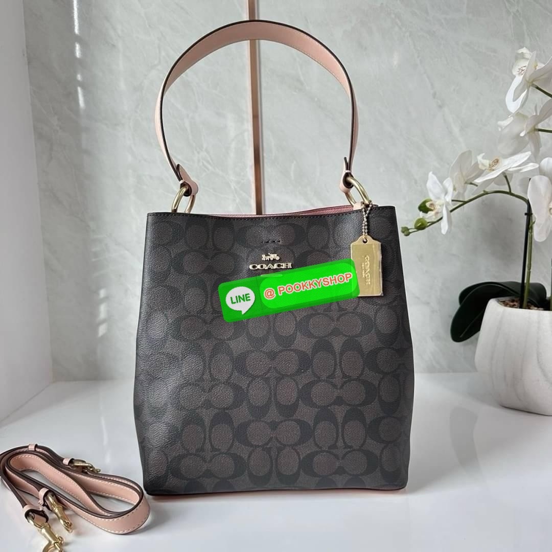 COACH TOWN BUCKET BAG IN SIGNATURE CANVAS (COACH 91512) 🔖 กระเป๋าสะพาย/ถือบัคเกต รุ่นคลาสสิคตลอดกาลไม่เอ้าท์ 🔖วัสดุ: แคนวาส ตัดหนังแท้ 🔖เปิด-ปิด กระเป๋าด้วยกระดุมแม่เหล็ก ภายในช่องโล่ง มีช่องซิปแบ่งตรงกลาง แยกเก็บของได้อย่างเป็นสัด