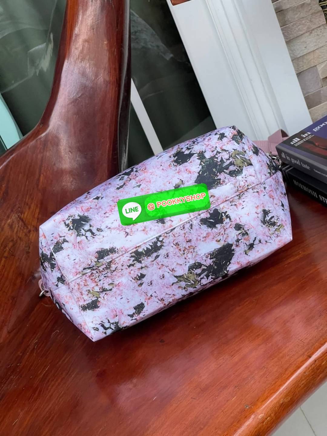 Longchamp LE PLIAGE PRINTEMPS/ÉTÉ 2021 TOP HANDLE BAG พบกับคอลเลคชั่นใหม่ล่าสุด ต้อนรับฤดูใบไม้ผลิ มีดีไซน์ที่เรียบหรูและคลาสสิก แฝงด้วยลูกเล่นแบบเฟมินีน แถมยังมีน้ำหนักเบาอย่างไม่น่าเชื่อ มาพร้อมกับหูจับกระเป๋าคู่และฝาปิดแบบกระดุม กระเป๋าถือใบนี้สามารถใช