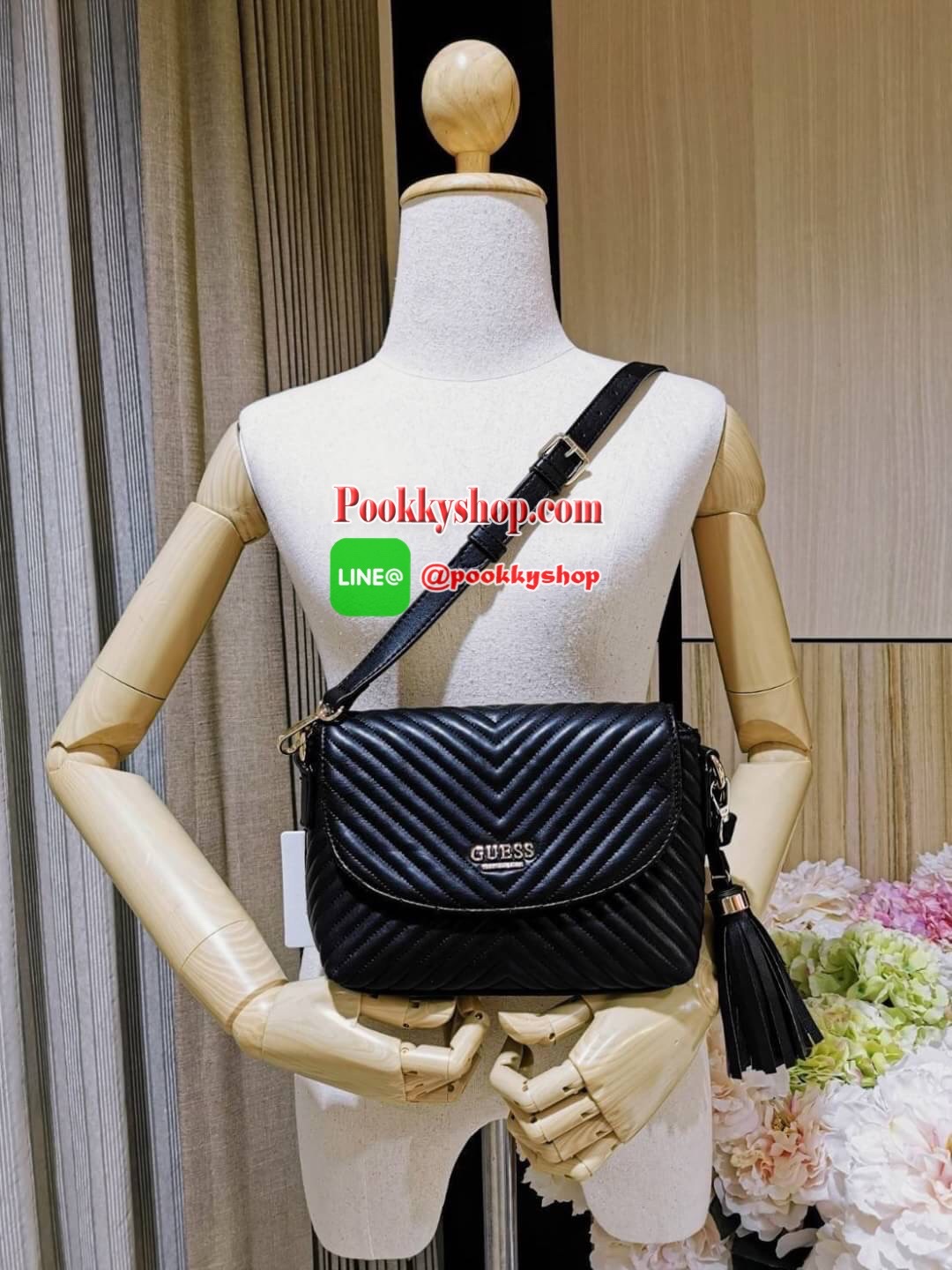 NEW! GUESS CROSSBODY BAG กระเป๋าสะพายรุ่นใหม่ล่าสุดดีไซน์คลาสสิควัสดุหนังนิ่มเดินเส้นลายตารางสวยอยู่ทรงด้านหน้าประดับโลโก้ GUESS เปิดปิดด้วยฝาปิดกระดุมแม่เหล็กประดับด้วยพู่หนัง ภายในมีโลโก้และช่องซิป กว้างและจุใส่กระเป๋าสตางค์ มือถือ ของจุกจิกได้เยอะ สายส