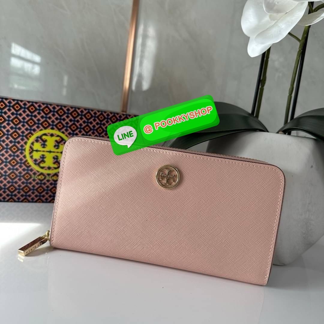 TORY BURCH ROBINSON MULTI GUSSET ZIP CONTINENTAL WALLET กระเป๋าสตางค์ใบยาว แบ่งสัดส่วนด้วยช่องซิปตรงกลางสำหรับใส่เหรียญ มีช่องใส่บัตร และใส่ธนบัตรได้ วัสดุหนังแท้ เปิด-ปิดกระเป๋าแบบซิปรูด ใส่โทรศัพท์มือถือได้ วันชิวๆพกกระเป๋าสตางค์ใบเดียวสะดวกมากค่ะ