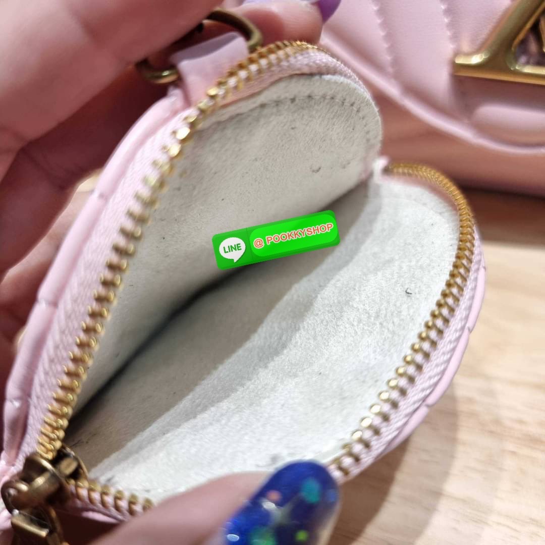 🔆 Model LV new wave pochette multi bag 🔆 Details กระเป๋าสะพายมัลติฟังก์ชั่น พรีเมี่ยมกิ๊ฟสุดหรู คุ้มจาก dutyfree มาพร้อม box set รับรองว่าดีงาม ลูกเล่นคลาสสิคผสานความวินเทจ มีสายสะพายให้ 2 เส้น และกระเป๋าใบลูก เล็กน่ารัก ภายในเป็นช่องโล่ง