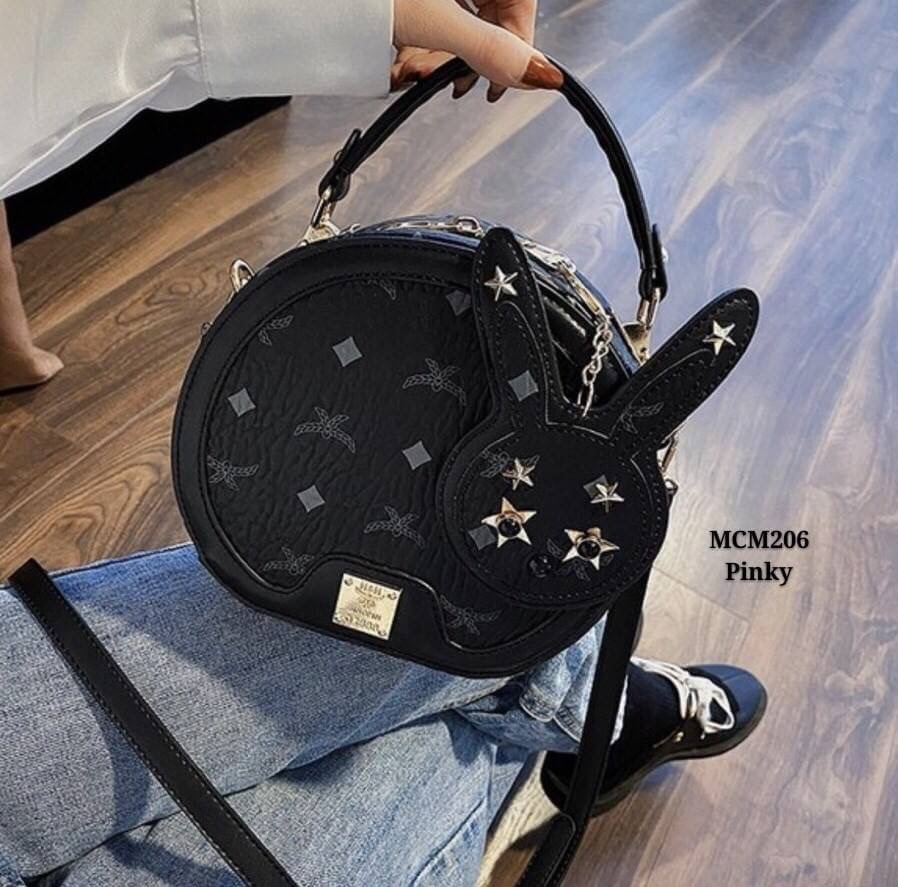 กระเป๋าสะพายทรงกลมสไตล์mcm งานนำเข้าน่ารักสุดๆ ทรงกลมแข็งแรง อยู่ทรง ซิปดี ด้านในกว้าง สายสะพายถอดได้ ถือก็น่ารัก เด่นสุดพร้อมด้วยปอมเข้ากัน แต่งหมุดแน่นๆ สวยอย่าบอกใคร