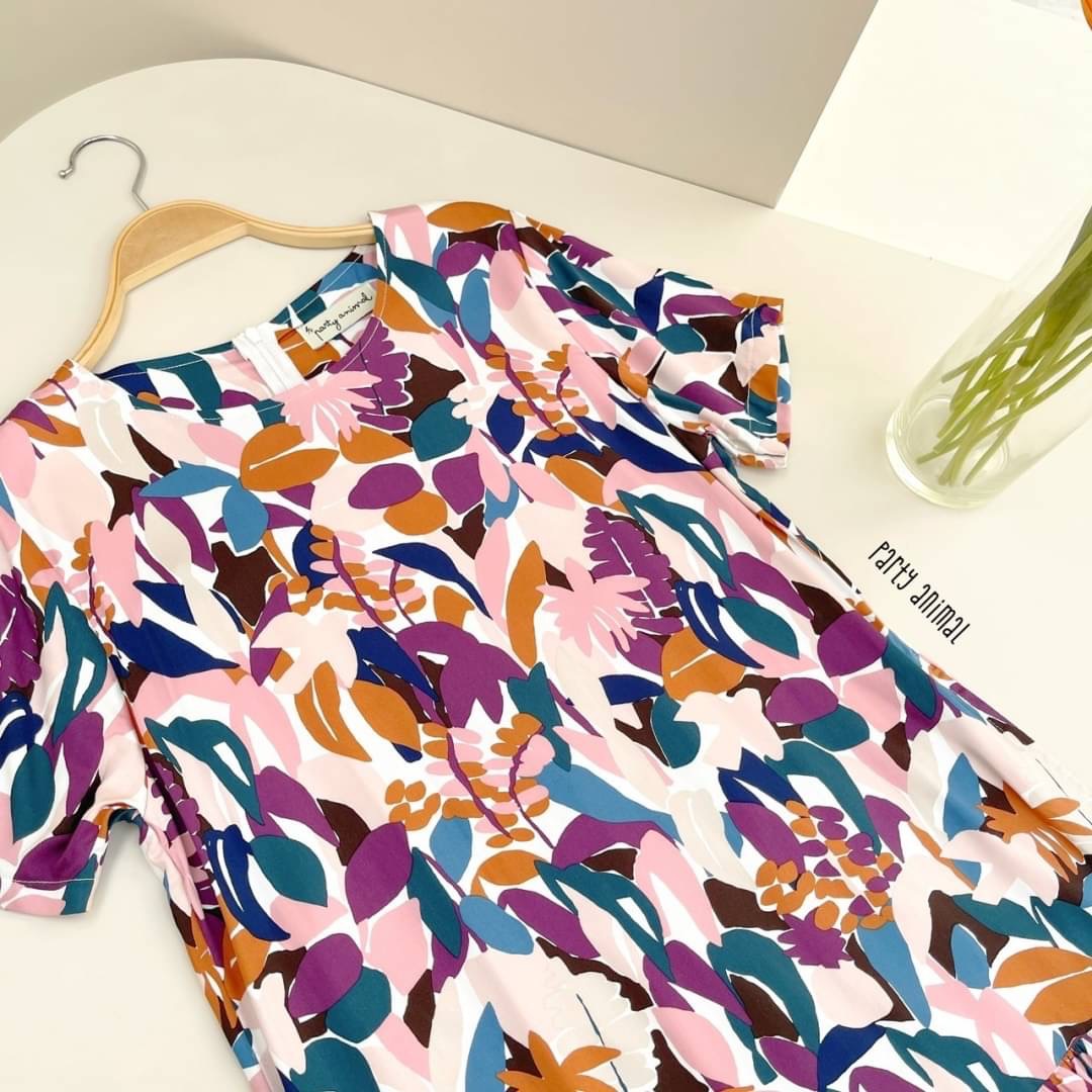 รอบนี้เป็นลายดอกไม้สีน่ารักมากค้าา เดรสคอกลมทรงแขนสั้นต่อชายระบาย ทรงน่ารักใส่ได้บ่อยๆค่ะ ผ้า cotton เนื้อนุ่มใส่สบายค่ะ มีซับในตัวให้ด้วย ซิปหลัง มีกระเป๋าล้วงด้านข้าง มาพร้อมสายผูกเอวค้า