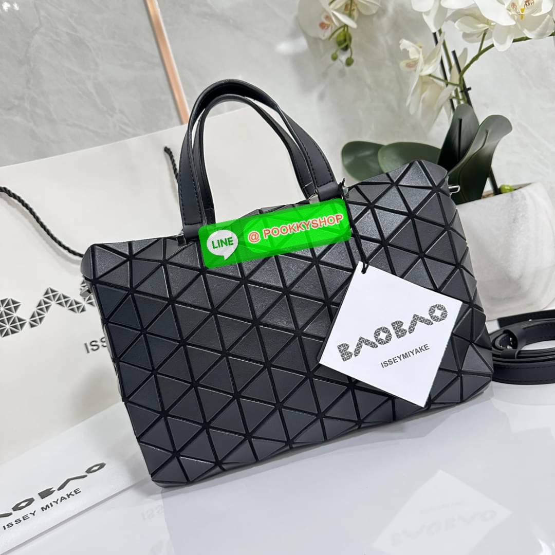 Bao Bao issey Miyake Tonneau Small Matte Bao Bao Issey Miyake รุ่น TONNEAU (ทอนโนะ) กระเป๋าทรง Boston Bag ที่โดดเด่นด้วยลายแพทเทิร์น 3 เหลี่ยมด้านเท่าเรียงต่อกัน ทำให้กระเป๋าใบนี้มีความโดดเด่นทั้งในเรื่องของดีไซน์ที่ทันสมัย และการใช้งานที่ครบทุกฟังก์ชั่น