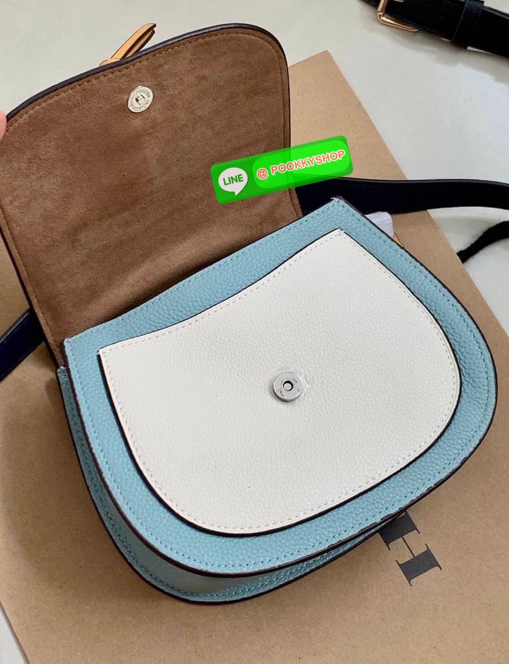 COACH REMI SADDLE BAG IN COLORBLOCK ((1330)) พร้อมส่งที่ไทยอีกครั้ง! กระเป๋าสะพายข้าง//ครอสบอดี้ร์//หรือทบเป็นสายคู่สะพายไหล่ได้ค่ะ แล้วแต่ชอบเลยค่ะ! วัสดุหนังแท้ ลายหนังสวยมากๆค่ะรุ่นนี้ หลงรักแน่นอน💋 🎀ด้านหน้ามีอะไหล่โลโก้ตัวC มีพู่ห้อยน