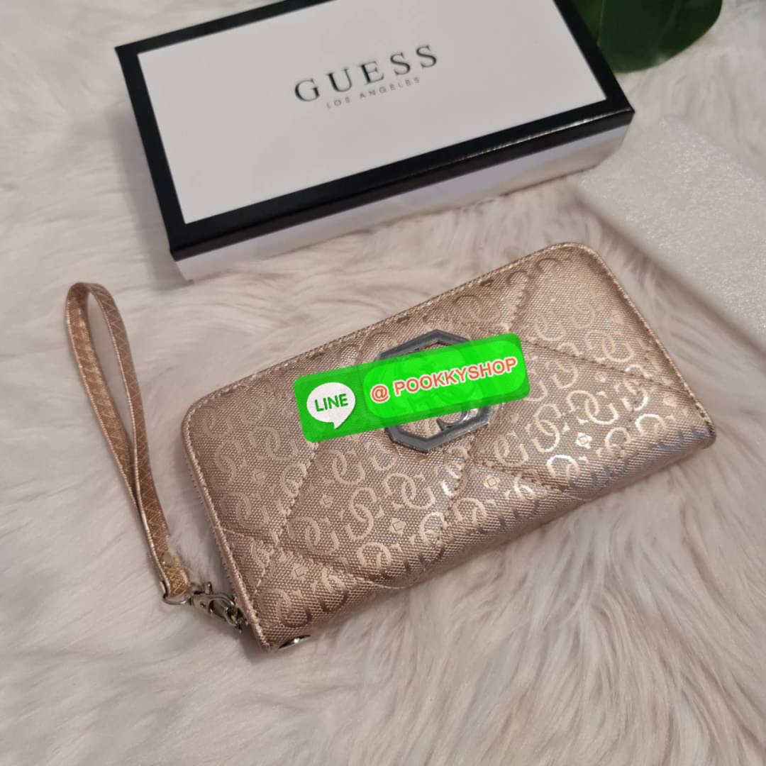 guess wallet สวยๆ จ้า รุ่นนี้มีสายคล้องมือมาด้วยนะจ้ะ เริศสุด👍 ด้านในมีช่องใส่การ์ดเยอะมากค่า และยังมีช่องใส่เหรียญอีกด้วยน๊า เลิฟสุดๆ♥️