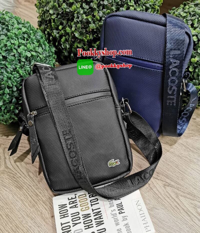 ห้ามพลาด‼️ NEW ARRIVAL! SAFFIANO SHOULDER BAG รุ่นใหม่ล่าสุดจาก Factory ดีไซน์ Unisex ใช้ได้ทั้งชายและหญิง วัสดุหนัง Saffiano เนื้อหนาอยู่ทรงสวยดูดี ด้านหน้ามีโลโก้แบรนด์ มี1ช่องใส่ของช่องหลักเปิดปิดด้วยซิปสะดวกใช้ ภายในมีช่องใส่ของและช่อง