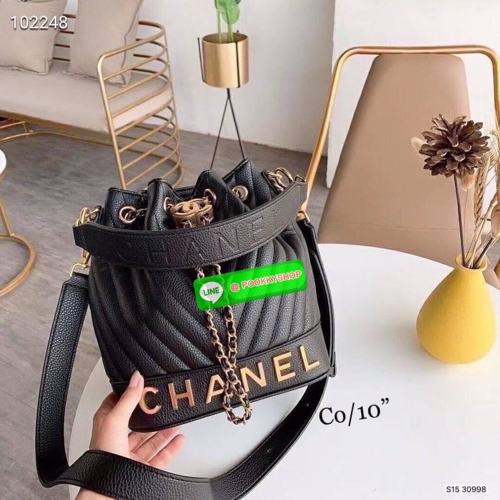 CHANEL Bucket Bag กระเป๋าสะพายทรงบัคเก็ตรุ่นลิมิเต็ด มี 2 แบบให้เลือก หนังเย็บลายตารางและลายริ้ว ตกแต่งโลโก้แบรนด์สวยหรูโดดเด่น ภายในโล่งกว้าง จุของได้เยอะ มาพร้อมสายคล้องไหล่ และสายสะพาย crossbody คุ้มค่ามากๆ ใบนี้งานจริงคือสวย สะพายไปคาเฟ่ชิคๆ ถ่ายรูปสว
