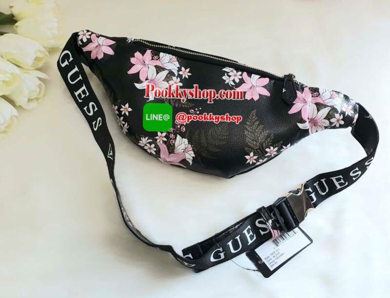 GUESS GESABEL GYM FANNY PACK กระเป๋าหนังคาดเอว/อก ด้านหน้าปั๊มโลโก้แบรนด์ทรงสามเหลี่ยม ตัวกระเป๋าเปิดปิดด้วยซิปใช้งานง่าย มี 2 ช่องซิป มีลูกเล่นซ่อนซิปหน้าคาดปิดด้วยสายพิมพ์โลโก้ ภายในกระเป๋าโล่งกว้าง สามารถใส่มือถือได้ทุกรุ่น จุของได้เยอะ รับรองถูกใจสาวๆ