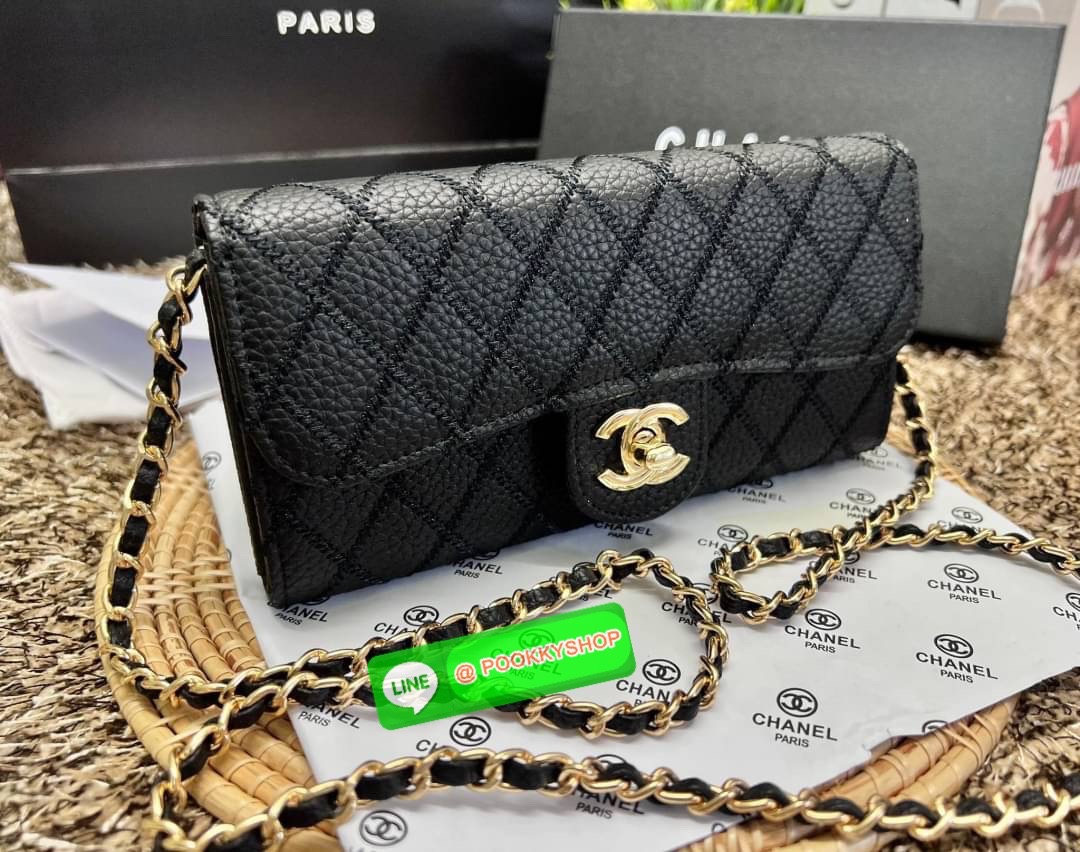 New in! สวยกริปมากๆค่ะ สาวๆที่มีบัตรเยอะๆหรือชอบพกเงินสดเยอะๆ แนะนำรุ่นนี้เลยค่ะ ไม่ผิดหวังแน่นอน CHANEL CHAIN WALLET//CLUTCH BAG ((vip gift ตปท)) พร้อมส่ง บอกเลยน้องสวย ไร้ที่ติเลยค่า! กับกระเป๋าสะพายแบบครอสบอดี้ร์หรือถือแบบคลัทเป็นกระเป๋าเงินเก๋ๆได้เลยค