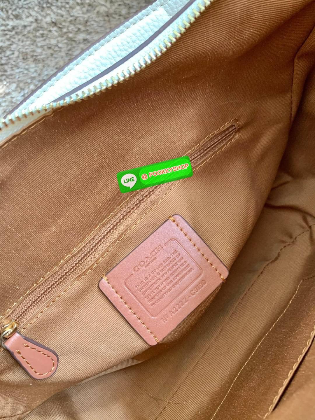COACH JULES HOBO BAG ((C9189//9190)) 🌍พร้อมส่งที่ไทย! ต้องบอกก่อนว่าหนังรุ่นนี้อย่างดี นิ่มมากๆ สัมผัสแล้วรู้สึกละมุน กับกระเป๋าใบใหญ่ ทรงสวย เปิดปิดกระเป๋าแบบซิปมีหนังห้อยเพิ่มความเก๋ตรงหัวซิปค่ะ ภายในกระเป๋ากว้างมาก ใส่สัมภาระได้ครบครัน หายห่วงเ