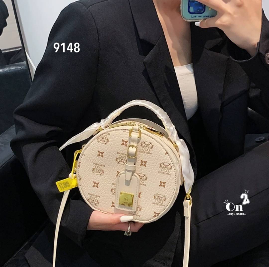 NEW-IN🤎🤎ใบนี้น่ารักมากค่ะ มาใหม่ทรงกลม งานคุณภาพเช่นเคย มาพร้อมสายยาวครอสบอดี้ พกใบเดียวจบ แนะนำเลยค่า✨