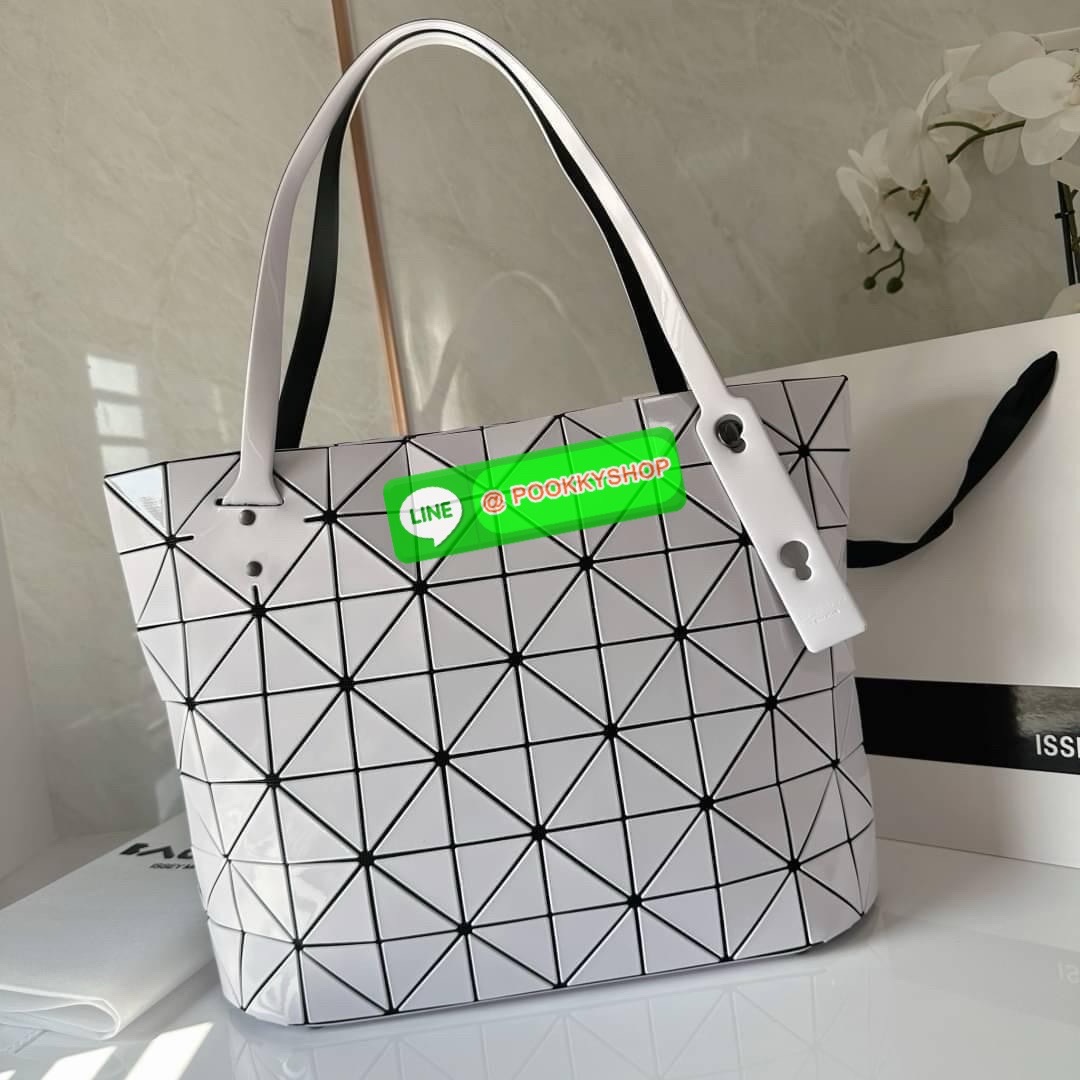 Bao bao Issey Miyake Rock Matte กระเป๋า Bao Bao ซีรีส์นี้จะเป็นทรงสี่เหลี่ยมผืนผ้าและทรงสี่เหลี่ยมจัตุรัส น้ำหนักเบา มีซิปปิดด้านบน ถือเป็นรุ่นที่เหมาะกับการใช้งานในชีวิตประจำวัน สามารถพับมุมและบริเวณด้านล่างของกระเป๋าเพื่อเพิ่มความสะดวกสบายในการใช้งาน ทั
