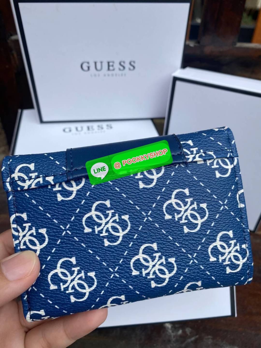 Guess กระเป๋าสตางค์ใบสั้น 3 พับ พร้อมกล่อง มีช่องใส่บัตร ใส่แบงค์พันได้ไม่ต้องพับ ข้างหน้าติดโลโก้แบรนด์อะไหล่ทอง สวย หรู ดูแพง ไปอีกจ้า