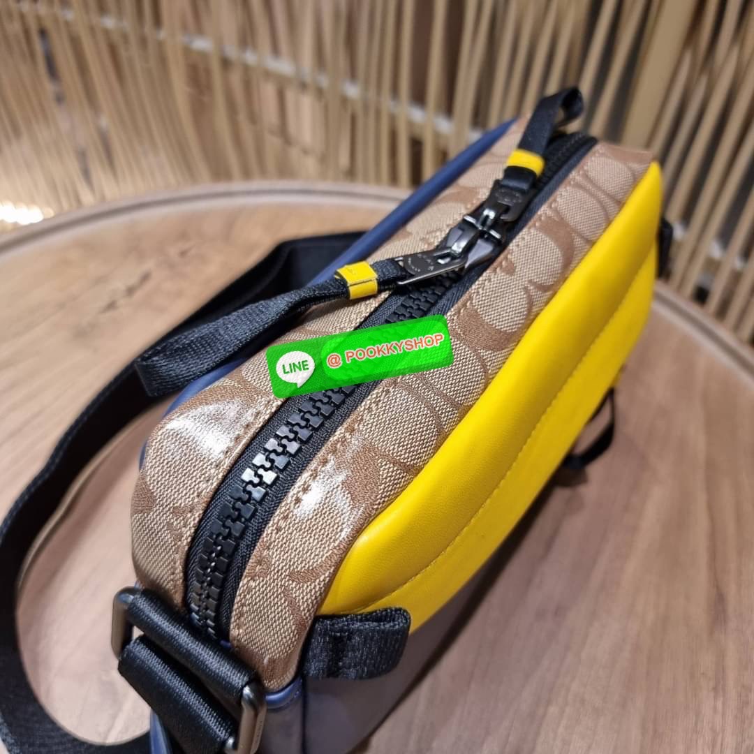 COACH 2373 EDGE CROSSBODY ความเท่ never die!! กระเป๋าครอสบอดี้ทรงยอดฮิต ที่หนุ่มๆไม่ควรพลาด รูปทรงดีไซน์คลาสสิค ใช้งานง่าย วัสดุหนังแท้สลับแคนวาส โดดเด่นด้วยลูกเล่นโทนสี ตัวกระเป๋ามีซิปหลัก และซิปด้านหน้า พร้อมช่องแยกด้านหลัง ใส่ของไปเลยเน้นๆ ใส่โทรศัพท์ม