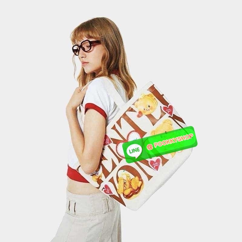 Gentlewoman x Butterbear tote bag 🔆 Details น่ารักเกินต้าน เป็นกระเป๋าที่เห็นแล้วใจฟูสุดๆ กระเป๋าโท้ทลายหมีเนยที่ตอนนี้กลายเป็นแรร์ไอเท็ม หายากสุดๆ รูปทรงคลาสสิค ภายในโล่งกว้างใส่ของได้เยอะมาก จะใช้เป็น everyday bag ก็ได้ พกไปต่างจังหวัดก็เหมาะ หร