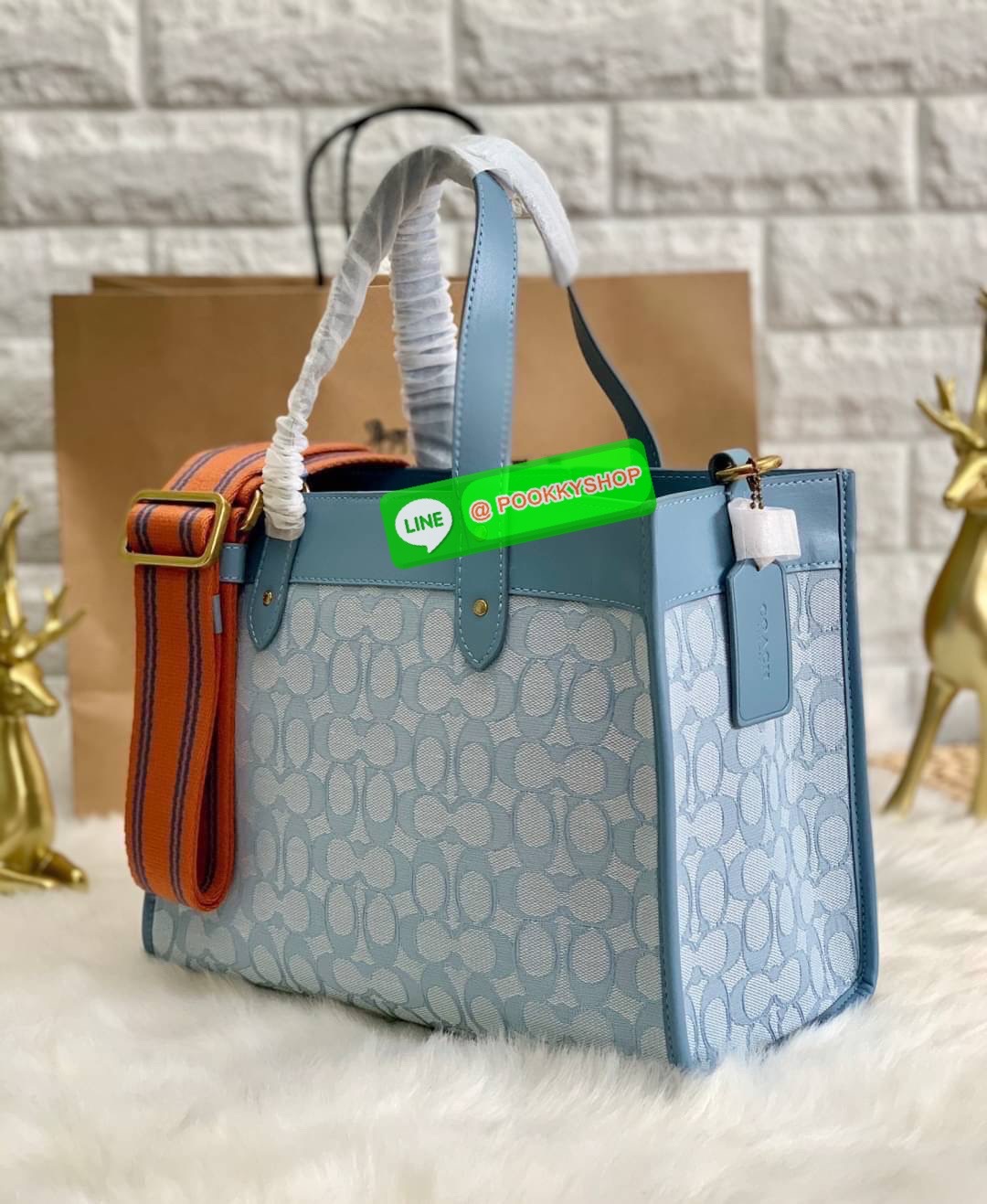 COACH TOTE FIELD JACQUARD BAG ((C3282)) กระเป๋าหิ้ว//สะพายข้าง JacquardลายC+หนังแท้ สวยงามลงตัวมากๆค่ะ ปากกระเป๋าเปิดปิดแบบกระดุมแม่เหล็ก ภายในกว้าง สาวๆที่สัมภาระเยอะบอกเลยเหมาะมากค่ะ