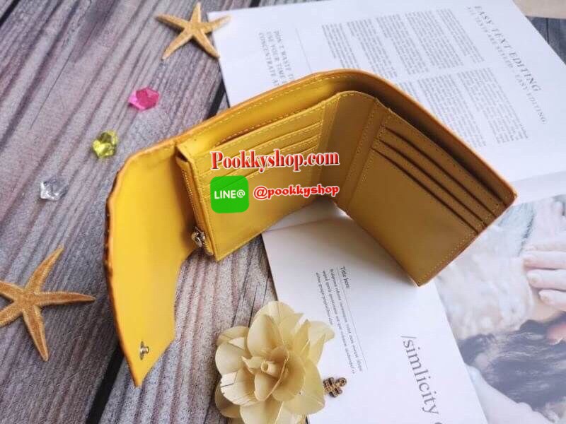 CHARLES & KEITH STUD DETAIL ENVELOPE WALLET กระเป๋ารุ่นใหม่ชนช็อป ด้านหน้าแต่งหมุดและมีโลโก้แบรนด์ ฟังก็ชั้นครบ ไม่ว่าจะใส่บัตร 6 ใบ ใส่ธนบัตรตามยาว ช่องซิปใส่เหรียญ เปิดปิดด้วยกระดุม ใช้งานง่ายและยังจับถนัดมือ ใช้กับกระเป๋าไซส์มินิได้เก๋กู้ดดด