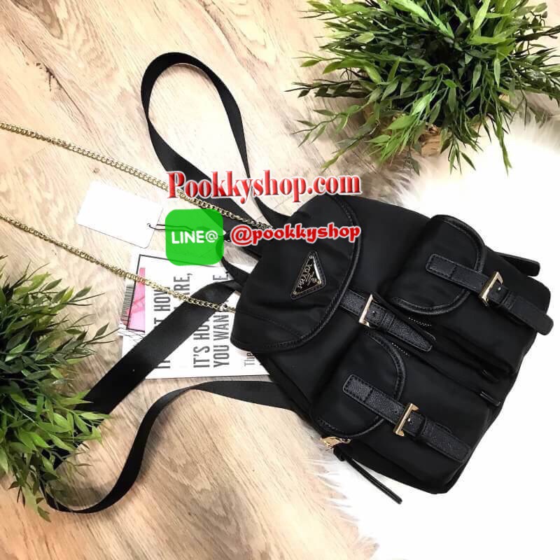 Don't Miss! PRADA MINI BACKPACK WITH POCKET Gift With Purchase Limited Edition พรีเมี่ยมกิ้ฟจากเคาน์เตอร์แบรนด์วัสดุ Nylon เนื้อหนาคุณภาพดีตามแบบฉบับของแบรนด์ ขนาดกำลังน่ารักด้านหน้ามีโลโก้แบรนด์ มี Pocket หน้า2ช่อง หัวซิปและอะไหล่ปั้มแบรนด์ เปิดปิดด