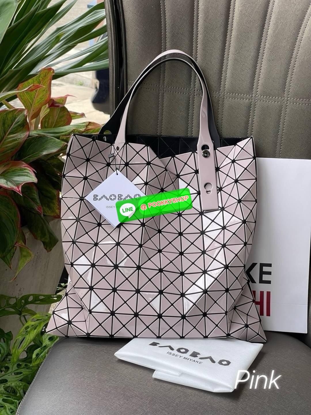 Baobao Issey Miyake Prism Frost ToTe Bag ซีรีส์ที่มีความแวววาวนุ่มนวลและมีลวดลายคล้ายเกรนของผ้าเพื่อสร้างลุคที่มีเท็กซ์เจอร์ กระเป๋าโท้ตที่มีให้เลือกอย่างหลากสี มีกระเป๋าซิปด้านในที่สามารถเก็บของมีค่าได้อย่างปลอดภัย เช่น บัตรโดยสารประจำและกุญแจ กระเป๋าโท้