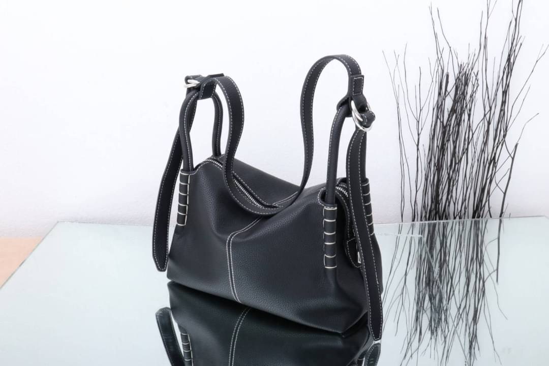 TOD’S กระเป๋าทรงหมอน สไตล์ lindy มีหูหิ้วและสายสะพายยาว เรียบหรูดูดี เท่ห์ๆ จุของได้เยอะ ใส่ของใช้ชีวิตประจำวันได้เต็มเปี่ยม น้ำหนักเบาใช้งานง่าย งานเกรดพรีเมี่ยมสุดๆ