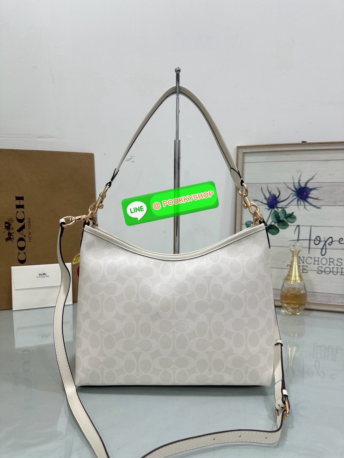 Coach CV975 Studio — รุ่นสะพายไหล่ที่เบา เรียบ แต่หรูทุกมุมตา 🤍 ลาย C สุดคลาสสิกตัดขอบหนังโทนหรูละมุนแต่ไม่กลืน ใส่ของได้เยอะ สะพายแล้วทรงสวยตั้ง ไม่ยวบ สายสะพาย 2 แบบ เลือกได้ตามสไตล์ สะพายไหล่ก็โก้ สะพายข้างก็มั่นใจ ใครกำลังหากระเป๋าสะพายที่ถือไ