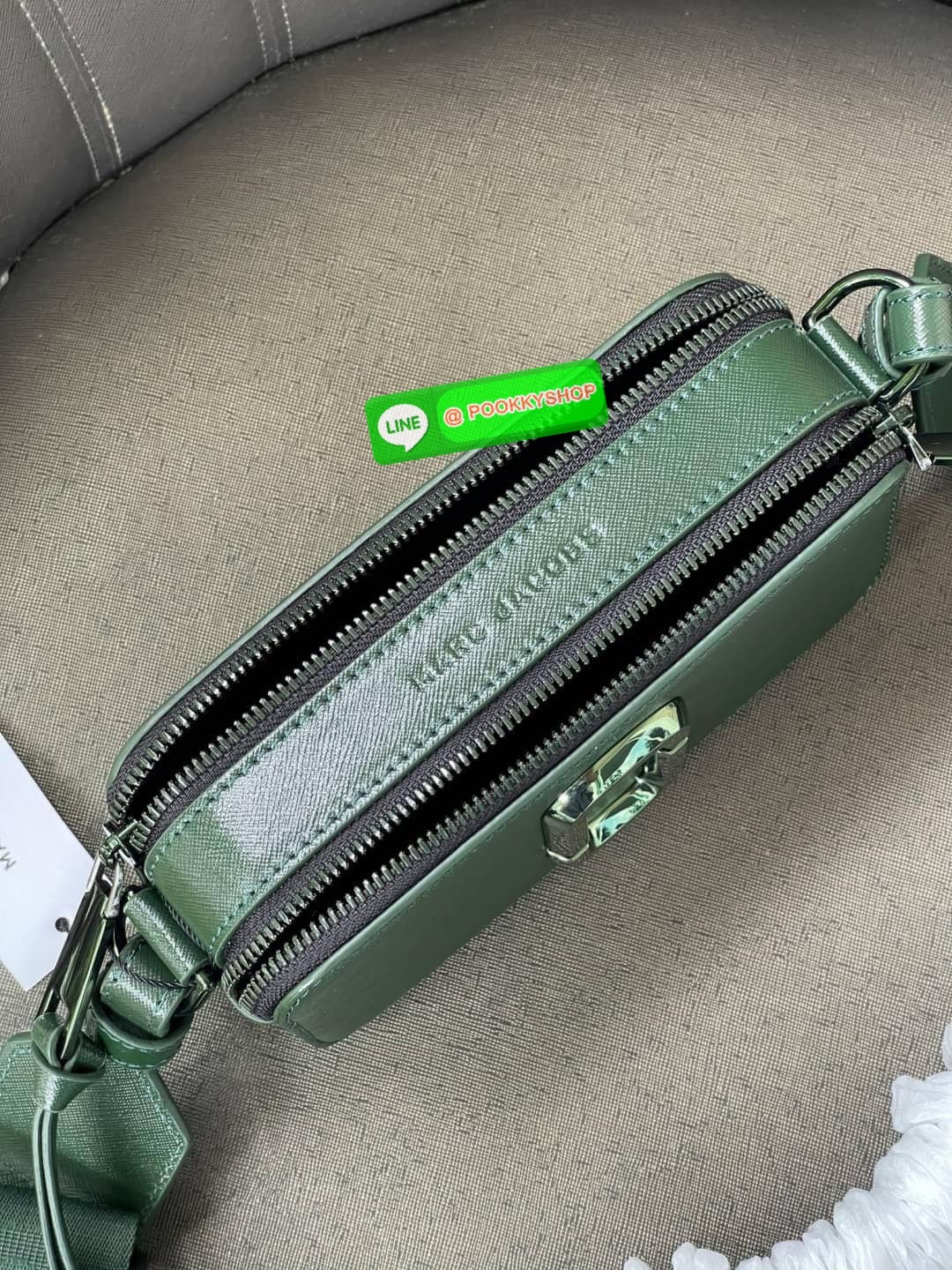 💕 Marc Jacobs Snapshot Bag กระเป๋าแบรนด์ดังจากสัญชาติอเมริกัน นับได้ว่ารุ่นนี้เป็นรุ่นทรงฮิตของ marc jacobs เลยทีเดียว โดยด้านหน้ากระเป๋าจะเป็นโลโก้แบบโลหะที่เป็นสัญลักษณ์ของแบรนด์นี้ มาพร้อมสายสะพายที่จะสะพายยังไงก็ดูโดดเด่น เพราะขนาดใหญ่ที่สกรีน