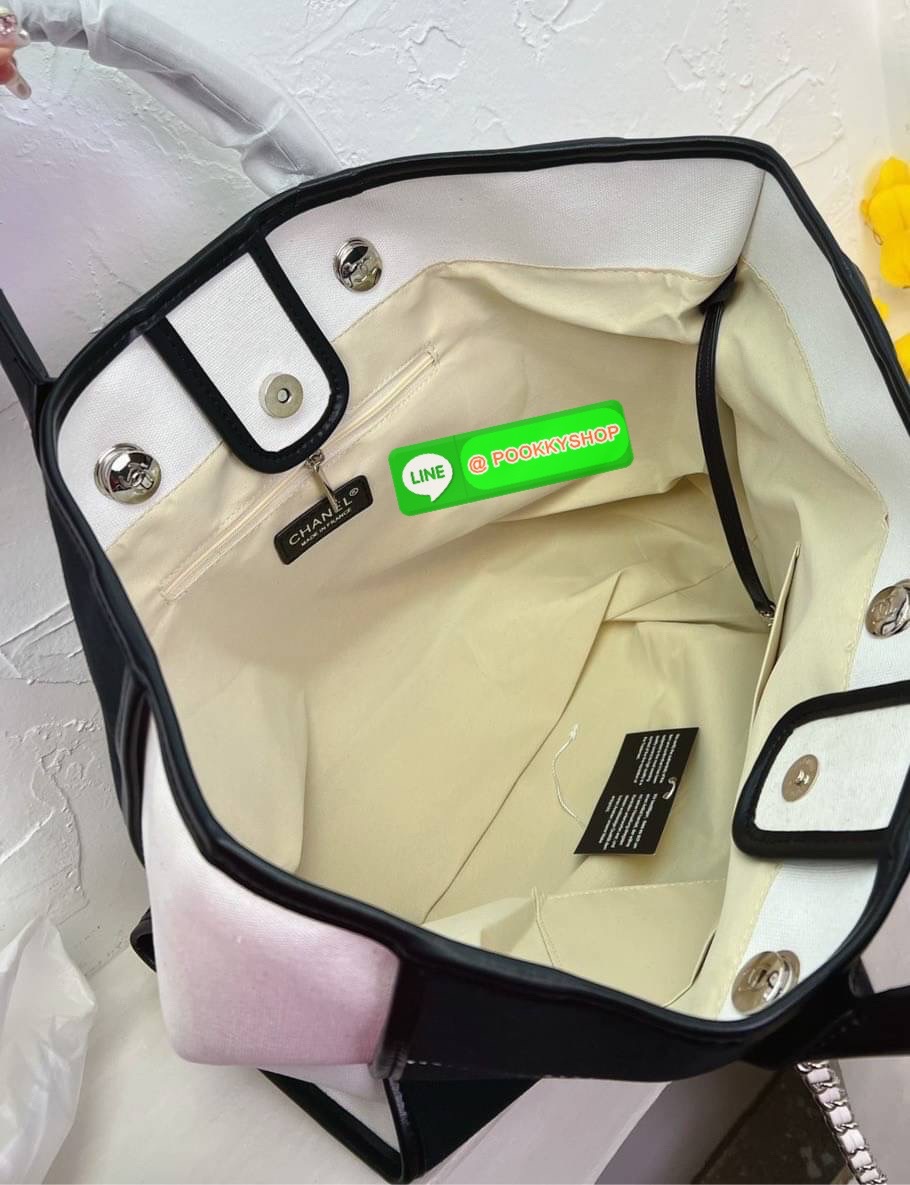 🌟 New Arrival !! รุ่นที่สาวๆรอคอย CHANEL CANVAS TOTE BAG จากงานพรีเมี่ยม VIP GIFT รุ่นดังเลยค้า SIZE ใหญ่อลัง ตัวกระเป๋าเป็นผ้า CANVAS เนื้อดีสมราคา อะไหล่เงินปั้มแบรนด์แท้ทั้งใบ ด้านหน้าปักแบรนด์สุดหรู จุของได้เยอะมากก มีช่องซิป/ใส่ของเป็นสัดส่วน