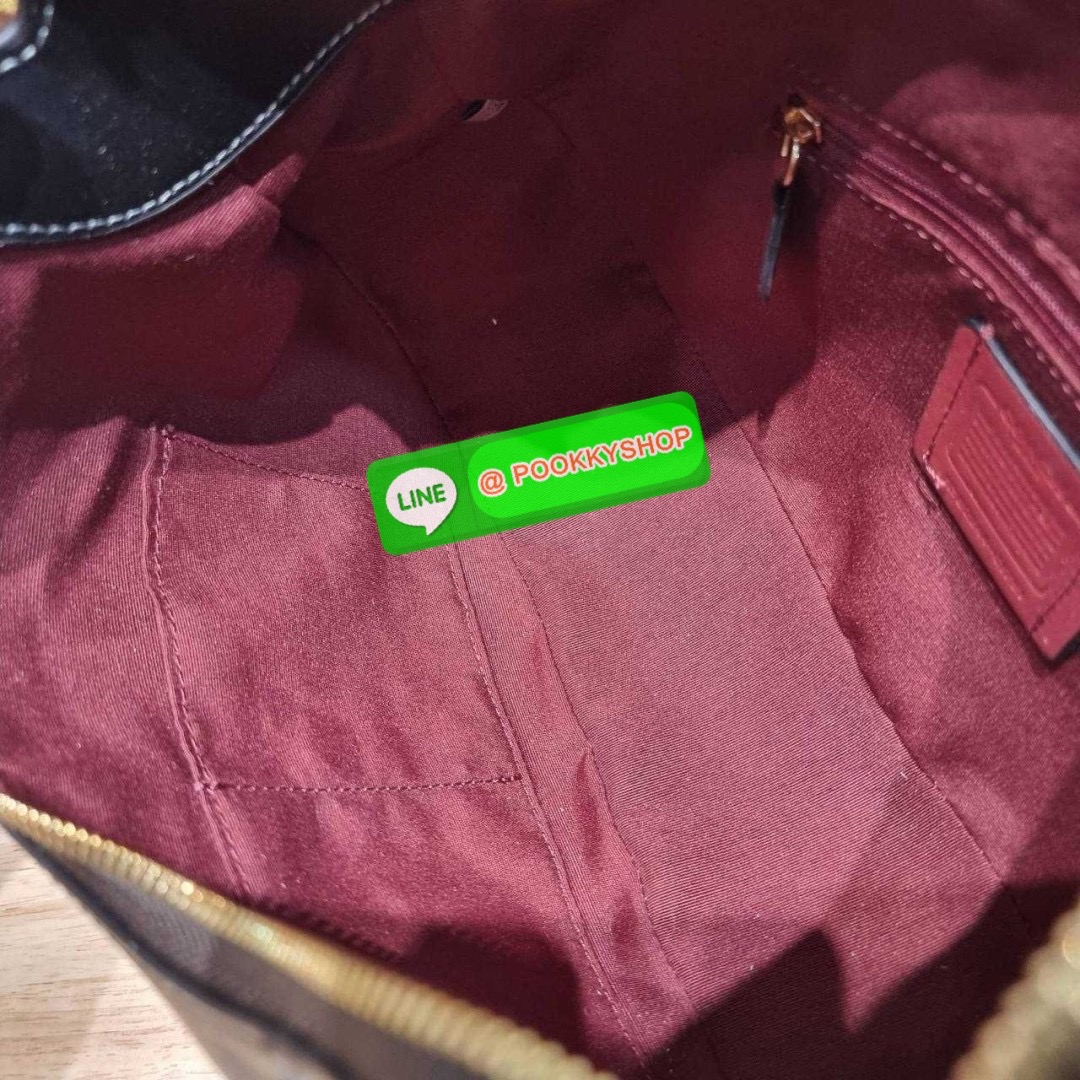 COACH CI791 MARA HOBO IN SIGNATURE CANVAS 🔆 Details รุ่นใหม่ พร้อมสีใหม่ก่อนใคร กับกระเป๋าสะพายทรงโฮโบ ใบใหญ่จุใจ ดีไซน์ออกมาให้รูปทรงดูหรู สุดพิเศษที่มีสายสะพายมาให้ถึง 2 แบบ เป็นสายสั้นสำหรับสะพายไหล่ และสายยาวสำหรับสะพายข้าง สามารถสลับใช้ได้ตาม