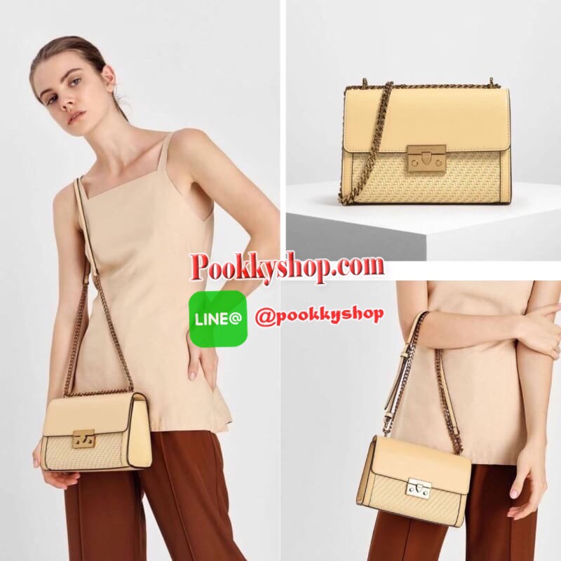 New arrival!! CHARLES & KEITH WOVEN DETAIL CLUTCH กระเป๋าสะพายอยู่ทรง ด้านหน้าเล่นดีเทลแต่งลายสายน่ารักมากๆ ด้านหลังมีช่องใส่บัตรได้ เปิดปิดด้วยตัวกดล็อก ด้านในจุของได้เยอะทีเดียวค่ะ ใส่ iPhone plus/ กระเป๋าเงินใบกลางได้สบายๆ สายสะพายยาวปรับได้ 5 ระดับเลย
