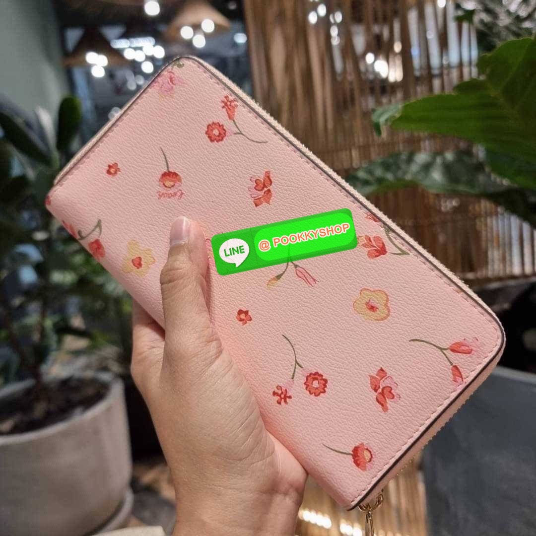 COACH C8695 LONG ZIP AROUND WALLET IN SIGNATURE CANVAS WITH MYSTICAL FLORAL PRINT พร้อมเสิร์ฟความหรู กับคอลใหม่ล่าสุด กระเป๋าสตางค์ใบยาวกึ่งคล้องมือ มาในดีไซน์ผู้ดี เรียบหรู ถือใช้แล้วขับผิวมาก ลวดลายดอกไม้คละเคล้าสวยงาม วัสดุหนังแคนวาสเคลือบลาย มาพร้อมสา