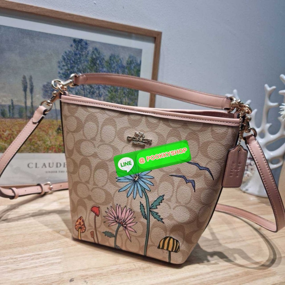 🔆 Model COACH CU394 COACH x OBSERVED BY US CITY BUCKET BAG IN SIGNATURE CANVAS 🔆 Details ใหม่! กระเป๋าสะพายทรงบัคเก็ต ดีไซน์รูปทรงคลาสสิค อินกับกระแสสุดๆ ตกแต่งลวดลายให้น่าใช้ขึ้น และยังมีกระดุมแม่เหล็กปิดปากกันของหล่น มาพร้อมสายสะพายถึง 2