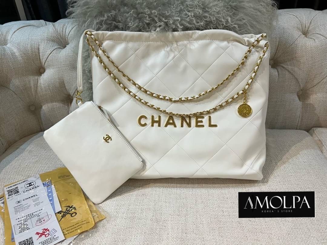 ต้องรีบจัดดด งานดี น้ำหนักดี ไม่เบา ไม่หนักจนเกินไป ไม่มีกลิ่นเหม็นของผ้า จัดเลยน๊า สวยม๊ากกกก กระเป๋า CHANEL 22 HANDBAG ใบสวยหรู หรูมากกก สวยยม๊ากกก งานเหมือนแท้ม๊ากก