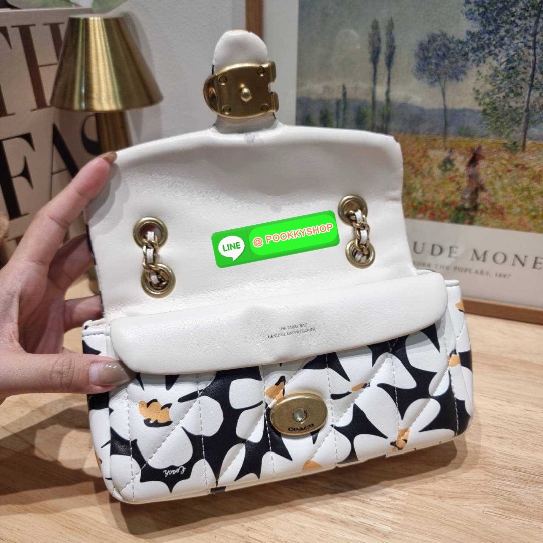 COACH CR702 TABBY SHOULDER BAG 20 WITH QUILTING AND FLORAL PRINT 🔆 Details ไอเท็มใหม่ สวยเกินเรื่องไปมาก! ดีไซน์ลวดลายดอกไม้สดใสตัดกับโทนสีคลาสสิคได้อย่างลงตัว